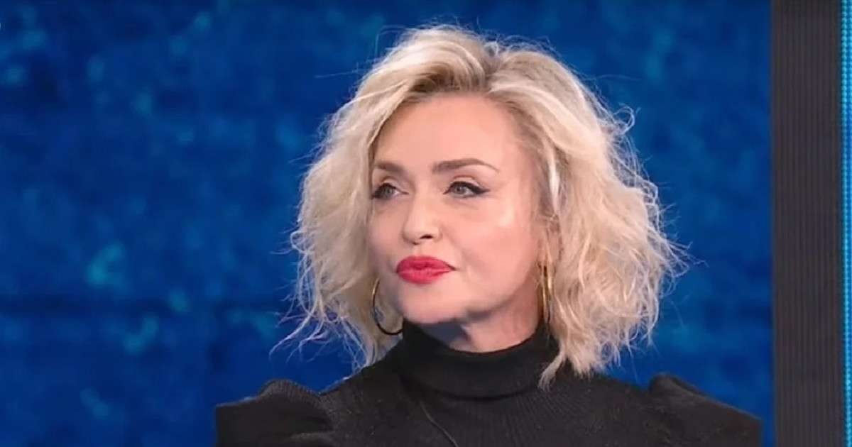 Paola Barale rivelazione sull’aborto: “Non è difficile capire chi fosse il padre”