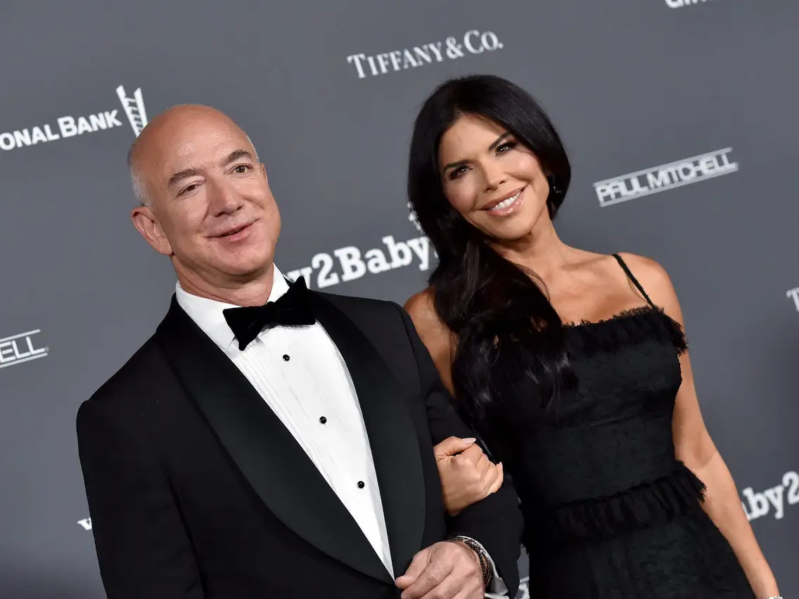 Jeff Bezos, dopo il divorzio da 37 miliardi, si risposa: ecco chi è la nuova moglie Lauren Sanchez
