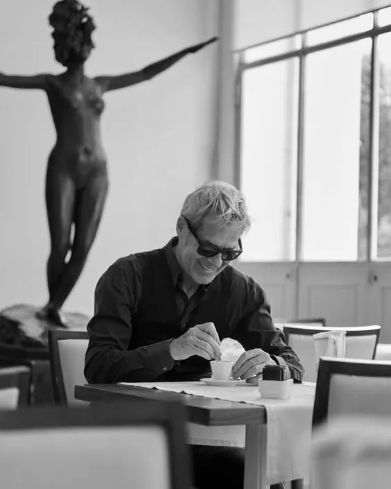 Claudio Baglioni: 10 canzoni da riscoprire “strada facendo” Claudio Baglioni immortalato da Alessandro Dobici. Photo Credits: Pinterest
