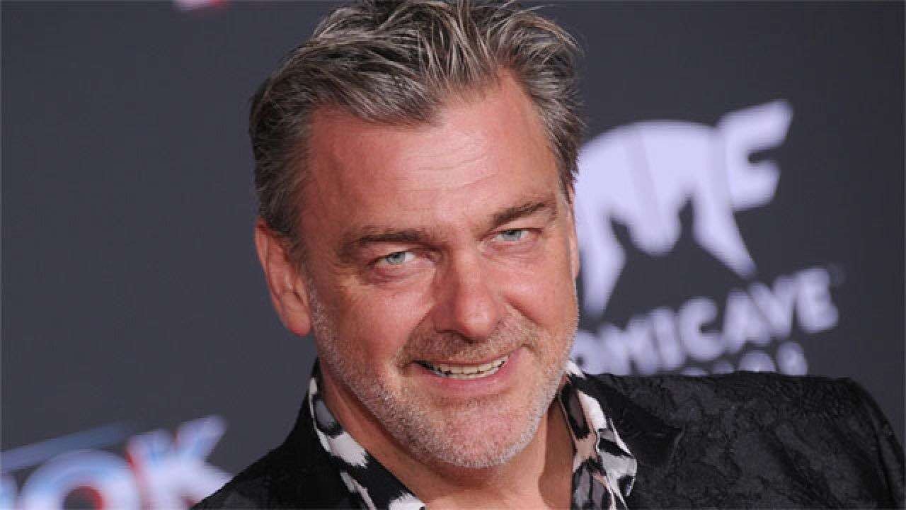 Ray Stevenson è morto improvvisamente, mentre girava un film a Ischia, aveva 59 anni