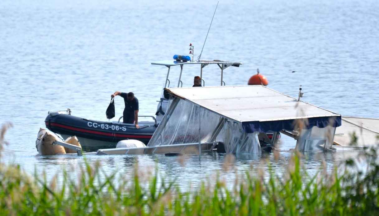 Sulla barca affondata nel Lago Maggiore erano quasi tutti 007, tanti i dubbi