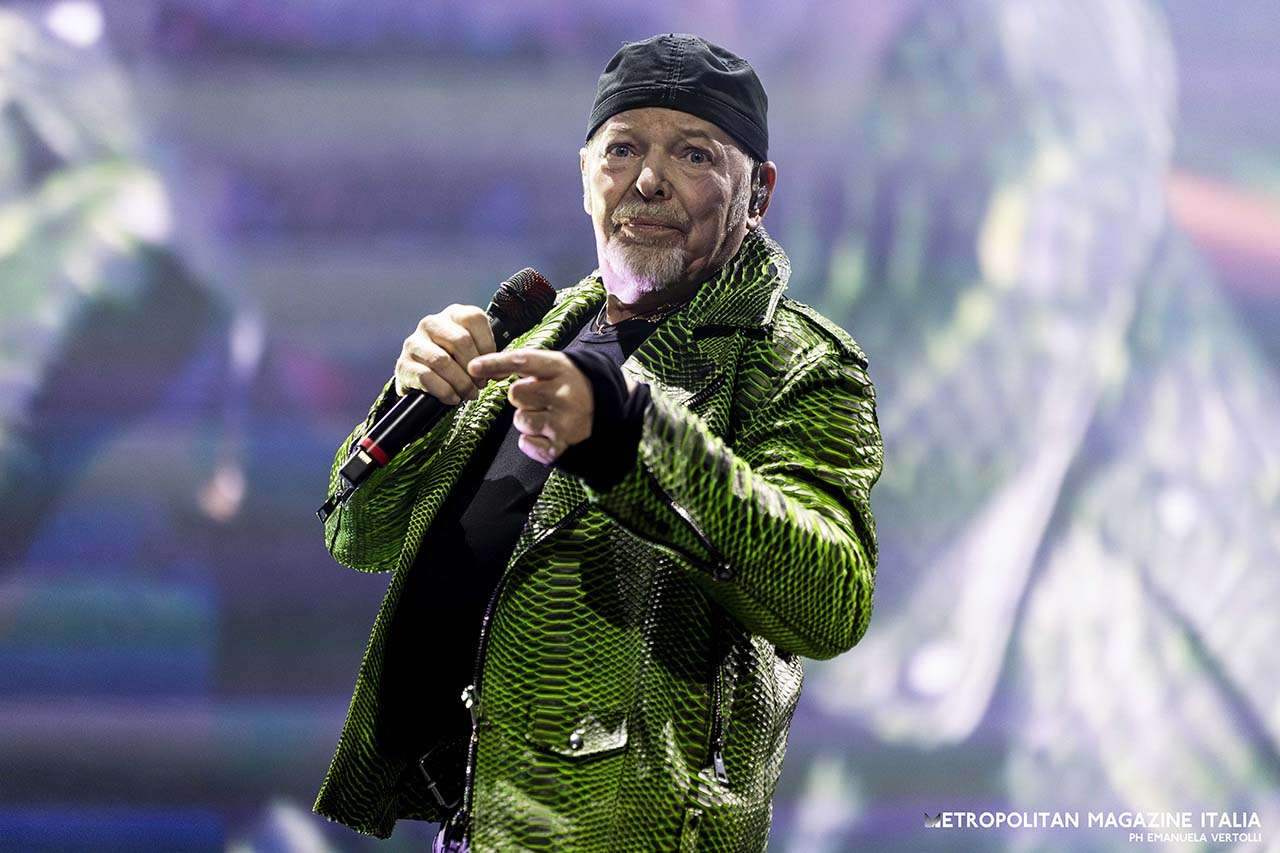 Vasco Rossi presenta il libro ”Vivere – Living”, una raccolta di testi inediti del rocker