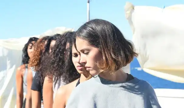 Houria (Lyna Khoudri) in una scena del film