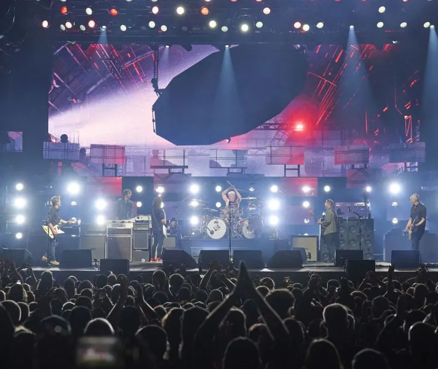 “But Here We Are”, la recensione del nuovo album dei Foo Fighters: un raccordo tra passato e futuro Recensione But Here We Are : il nuovo album dei Foo Fighters - Photo Credits: Ufficio Stampa Parole & Dintorni