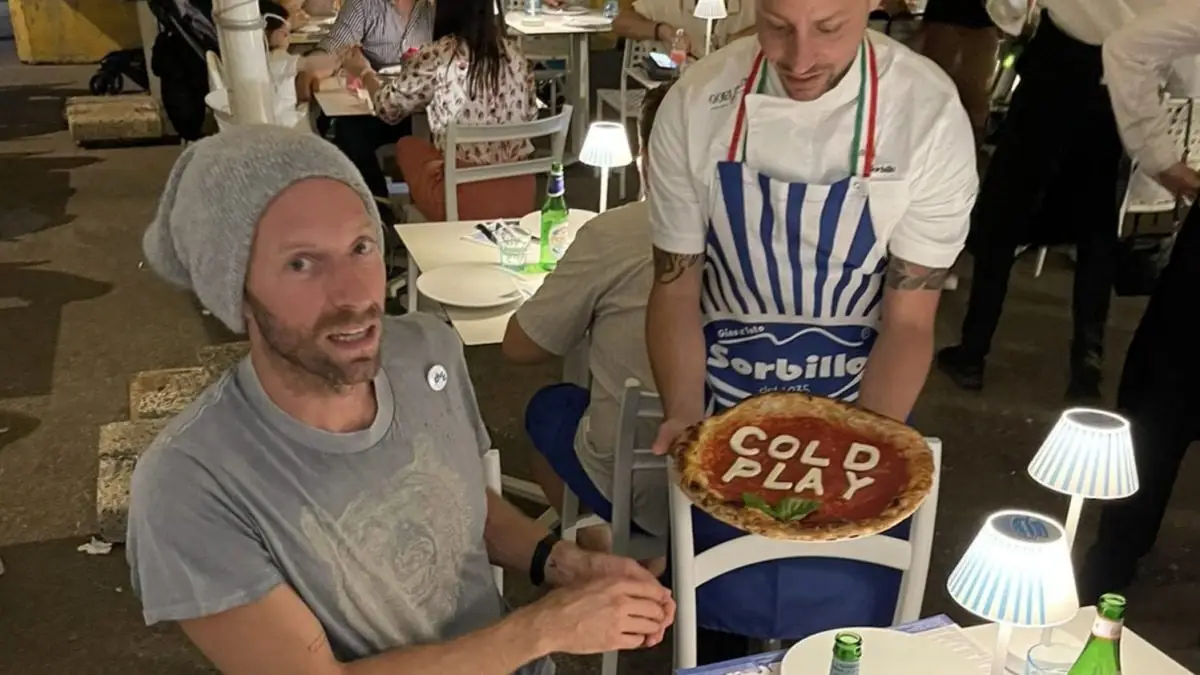 Coldplay a Napoli, in fila da Gino Sorbillo per una pizza speciale Coldplay a Napoli © fanpage