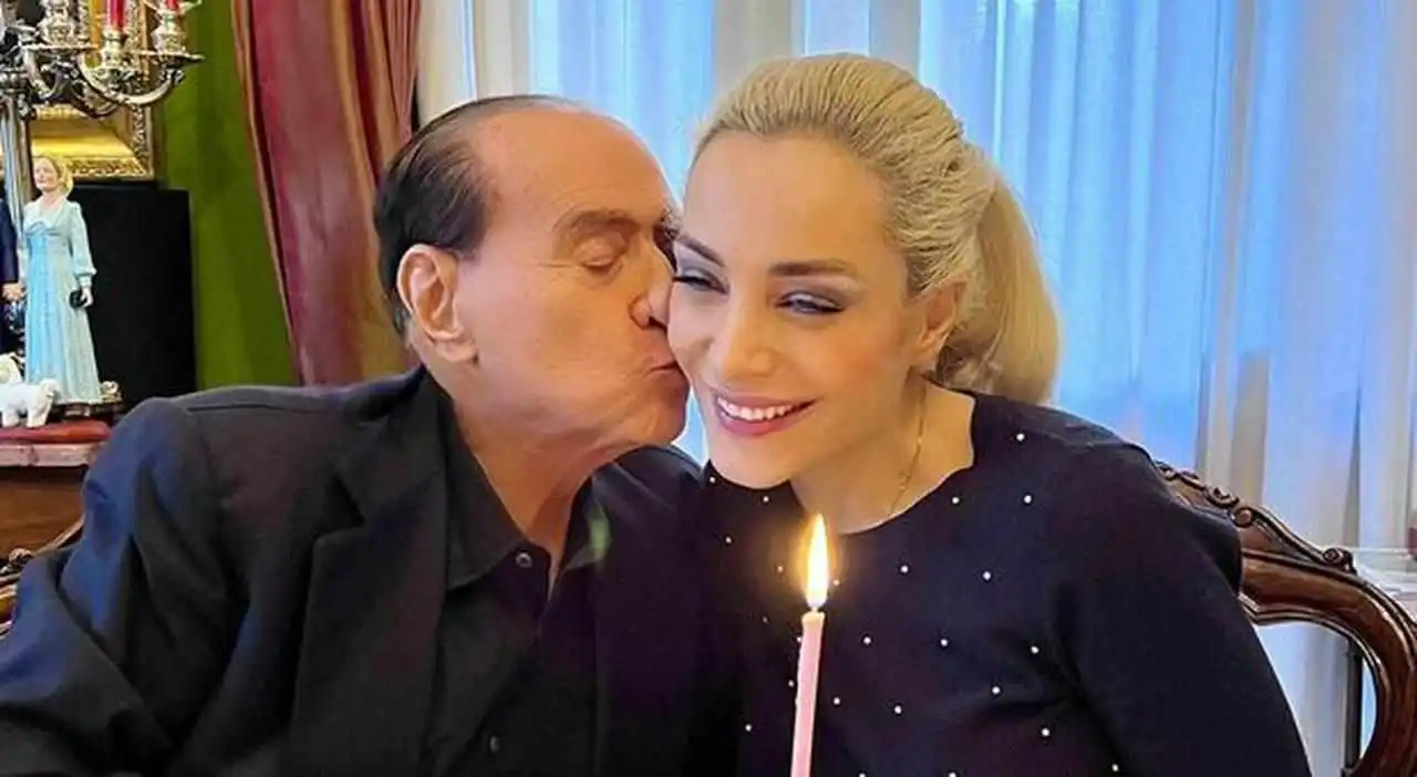 Morte di Silvio Berlusconi: testamento modificato per Marta Fascina Silvio Berlusconi e Marta fascina - © fortementein