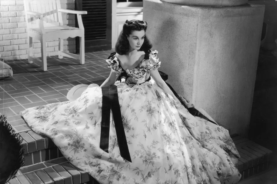 30 Giugno 1936 , pubblicato “Via col vento”: il romanzo di Margaret Mitchell Foto di scena dal film "Via col vento". Photo credits: Elle