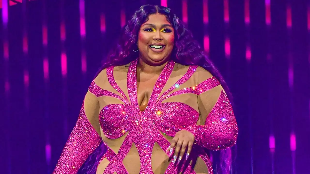 Lizzo ha lanciato ufficialmente il trend Mermaidcore: la manicure ispirata a La Sirenetta