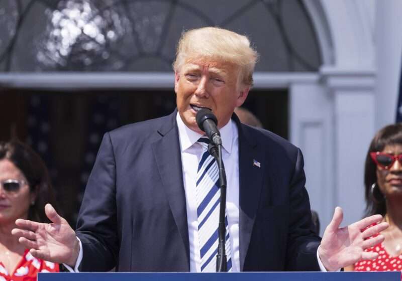 Donald Trump incriminato per le carte segrete sottratte alla Casa Bianca