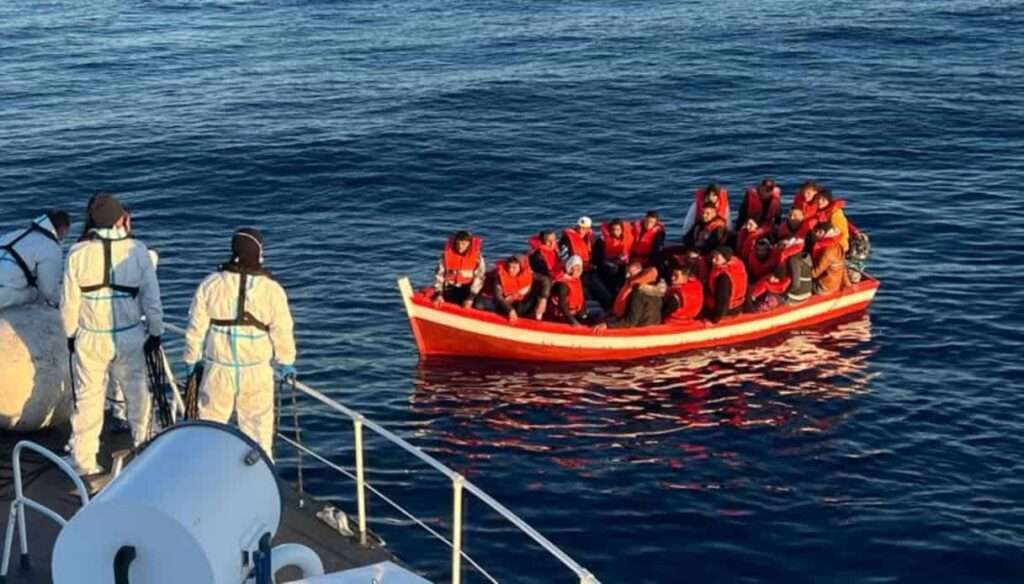 Il soccorso di una imbarcazione di migranti- Photo Credits ANSA