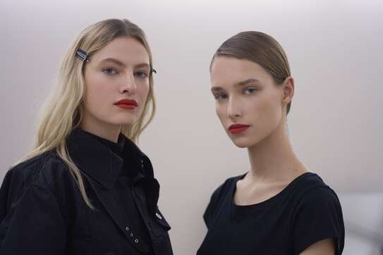 La semplice complessità dei look beauty del Parigi Haute Couture Haute Couture Parigi 2023- Photo Credits Tgcom24