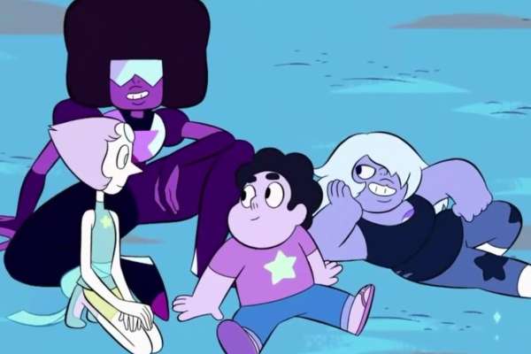 Steven Universe: Perla, Steven, Ametista, Garnet sul prato di sera - Photo Credits Wikipedia.