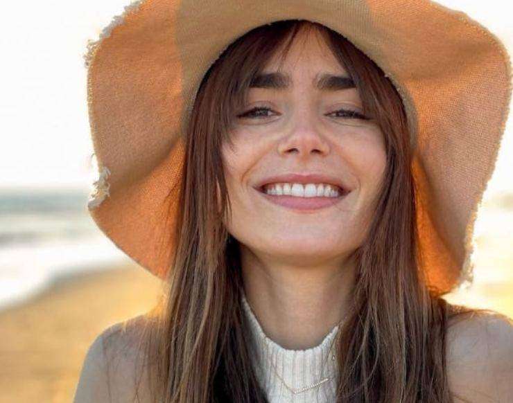 Lily Collins rappresenta la bellezza al naturale: selfie senza filtri per Emily in Paris