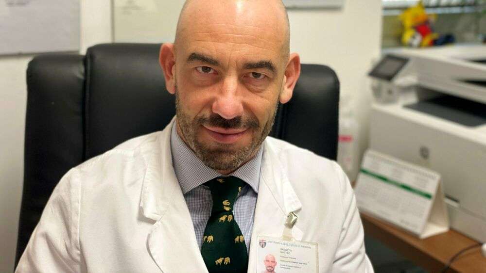 Matteo Bassetti segnalato da 123 medici all’ordine per aver propagandato la sicurezza dei vaccini, la replica: “Li denuncio”
