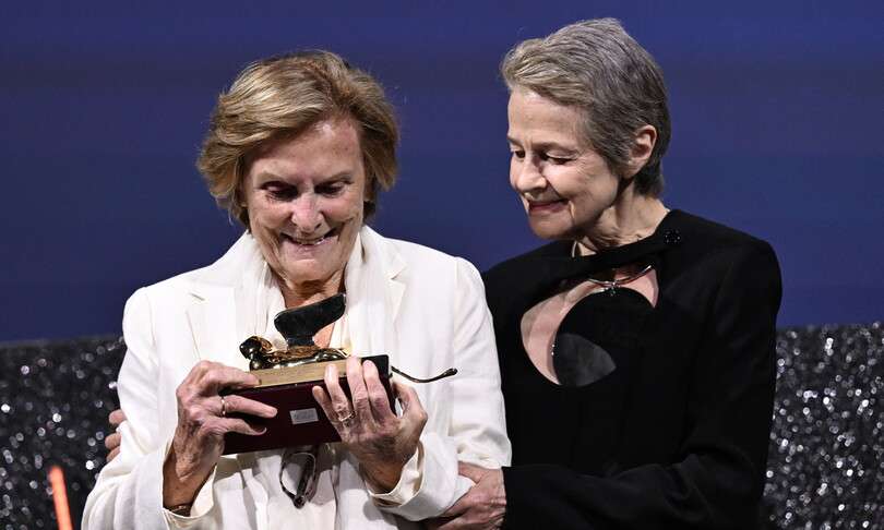 Venezia 80, Liliana Cavani riceve il Leone d'Oro alla carriera da Charlotte Rampling - Photo Credits: Agi