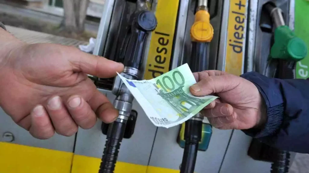 continuano i rincari della benzina, fonte padovaoggi.it