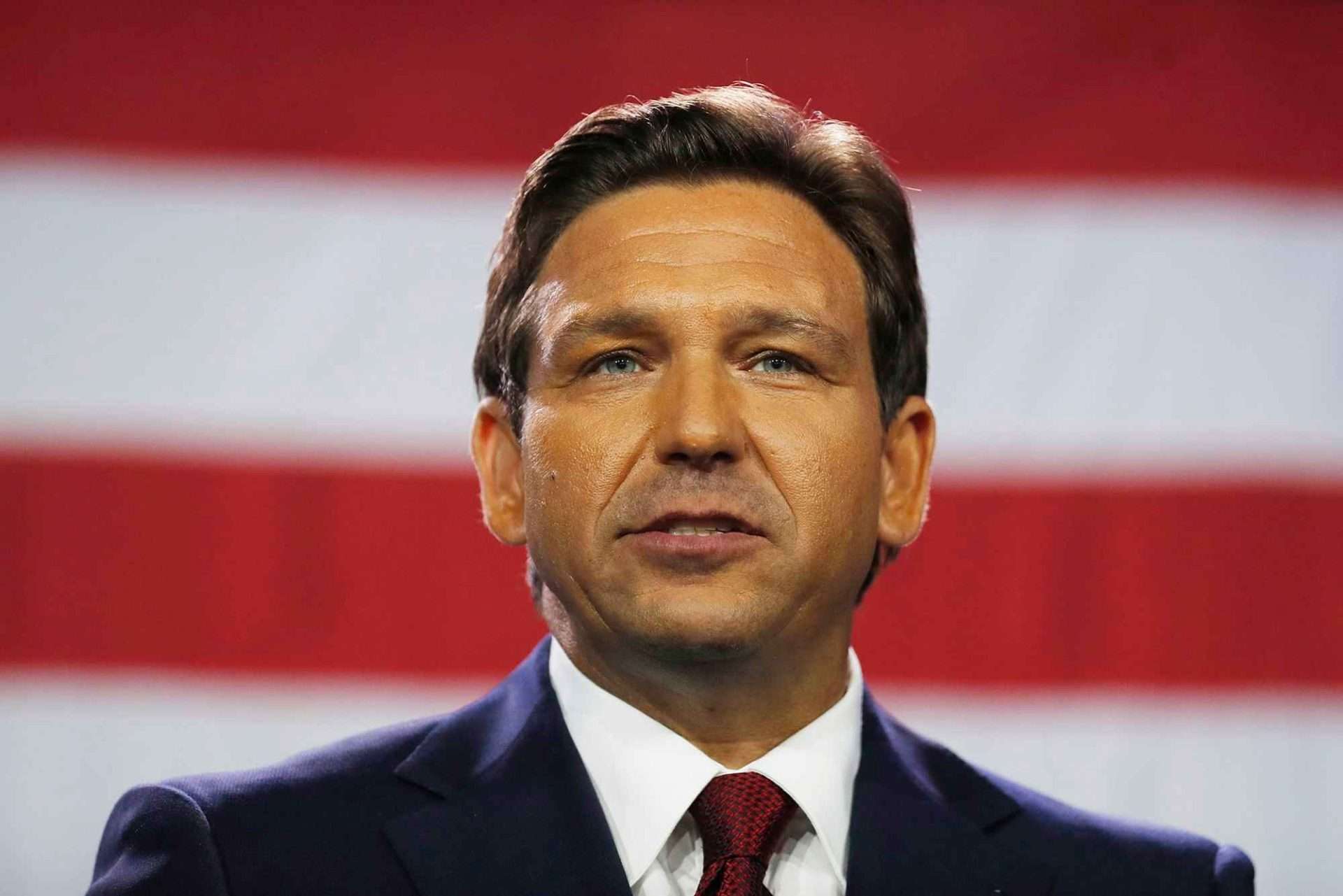 Ron DeSantis, il governatore della Florida attacca la Disney: “È sbagliato dire a un bambino che può cambiare genere”