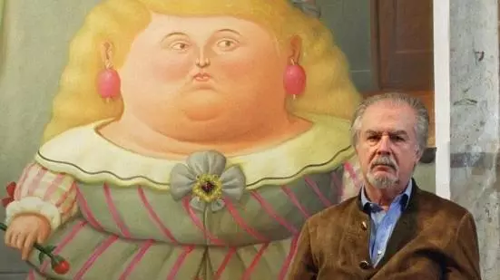 Fernando Botero posa con una sua opera_photocredit:web