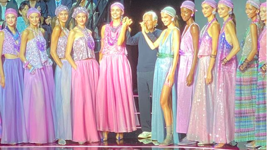Milano Fashion Week, Emporio Armani torna negli anni 2000 Milano Fashion Week Giorgio Armani © Instagram Serena Brivio