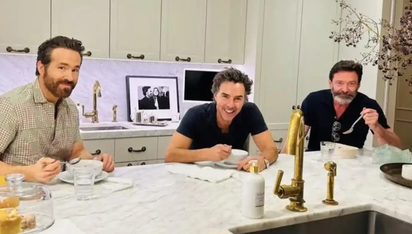 Deadpool 3: Ryan Reynolds, Hugh Jackman e Levy riuniti in una nuova foto insieme