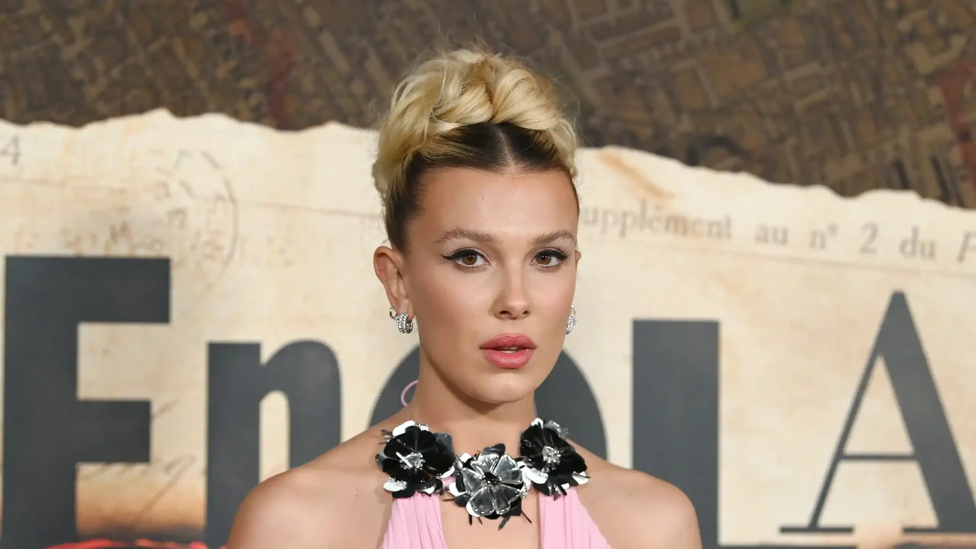 Millie Bobby Brown è pronta ad andare oltre Stranger Things: “Affrontiamo l’ultimo anno di liceo”