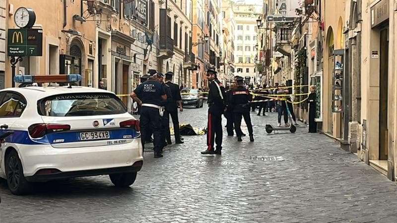 Un rottweiler cade dal terzo piano a Roma e travolge una donna incinta: gravi le condizioni della passante