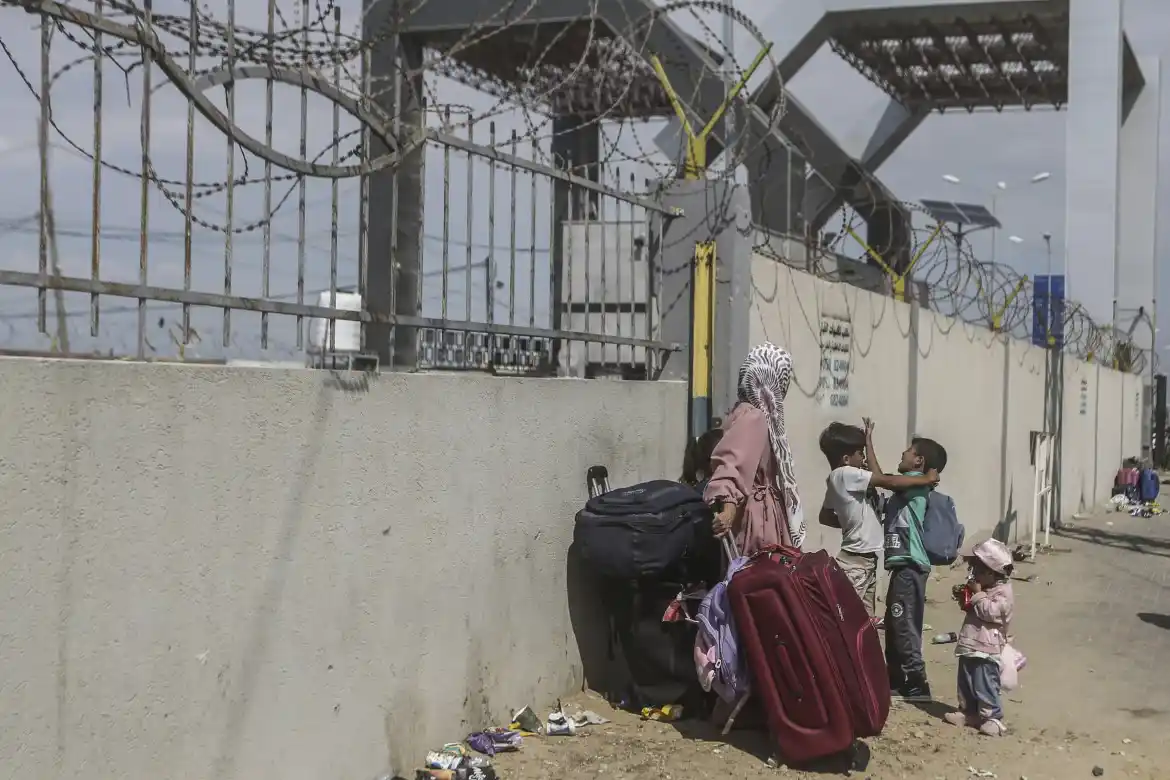 Il Valico di Rafah ha aperto e richiuso subito: “Solo 20 camion di aiuti sono entrati a Gaza”