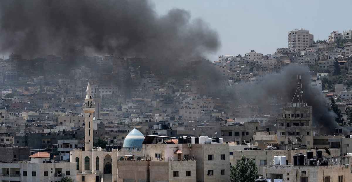 Attacco aereo di Israele su una moschea di Jenin, la guerra rischia di espandersi verso il Libano
