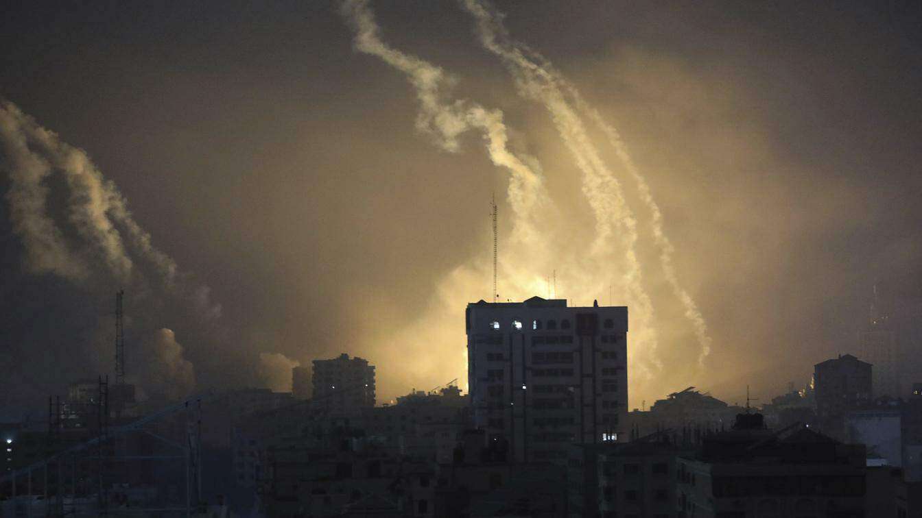 Bombardamenti senza precedenti nella notte a Gaza