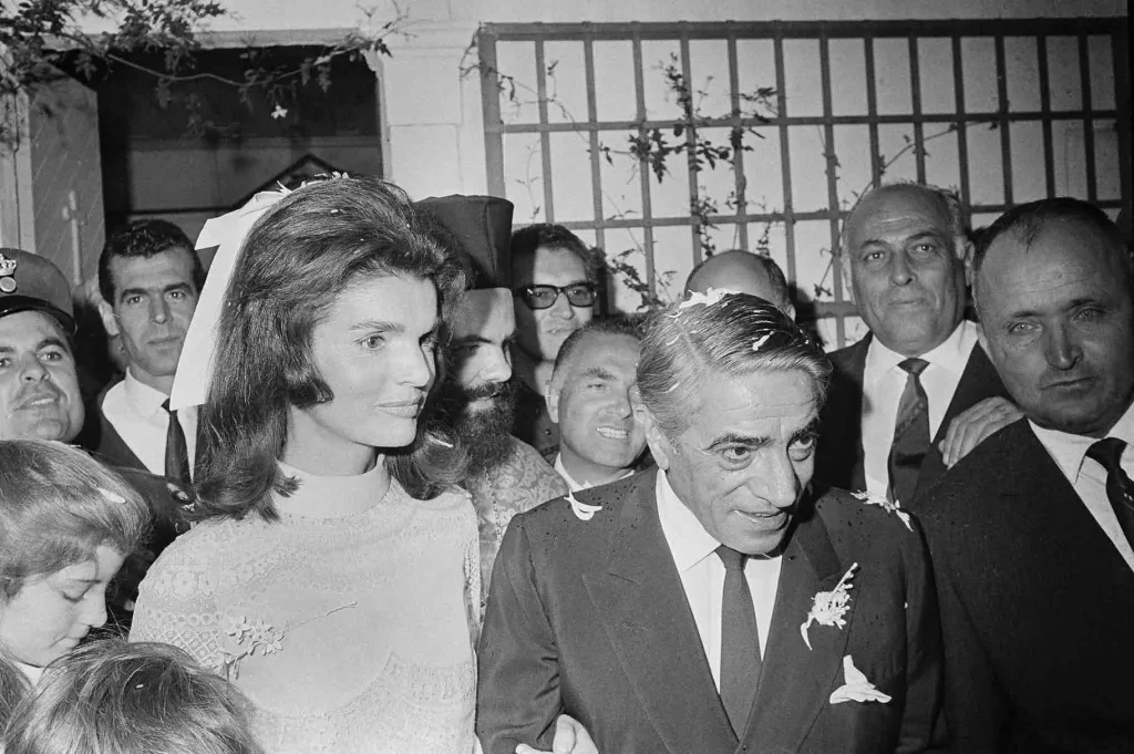 Jacqueline Kennedy e Aristotele Onassis sposi: l'abito bianco per le seconde nozze - Ph © AP