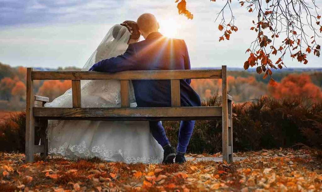 Come vestirsi a un matrimonio in autunno: consigli sul dress code – Photo Credits: Foto di 8198596 da Pixabay