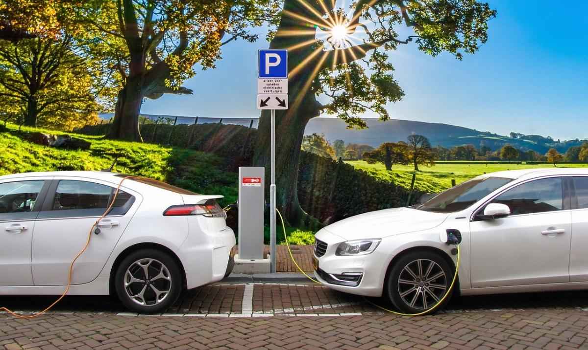 Facile come fare benzina: come utilizzare le colonnine di ricarica Per le auto elettriche
