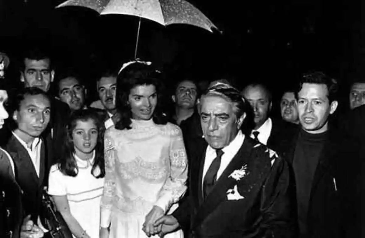 Jacqueline Kennedy e Aristotele Onassis sposi: l’abito bianco per le seconde nozze Jaqueline Kennedy e Aristotele Onassis, il matrimonio