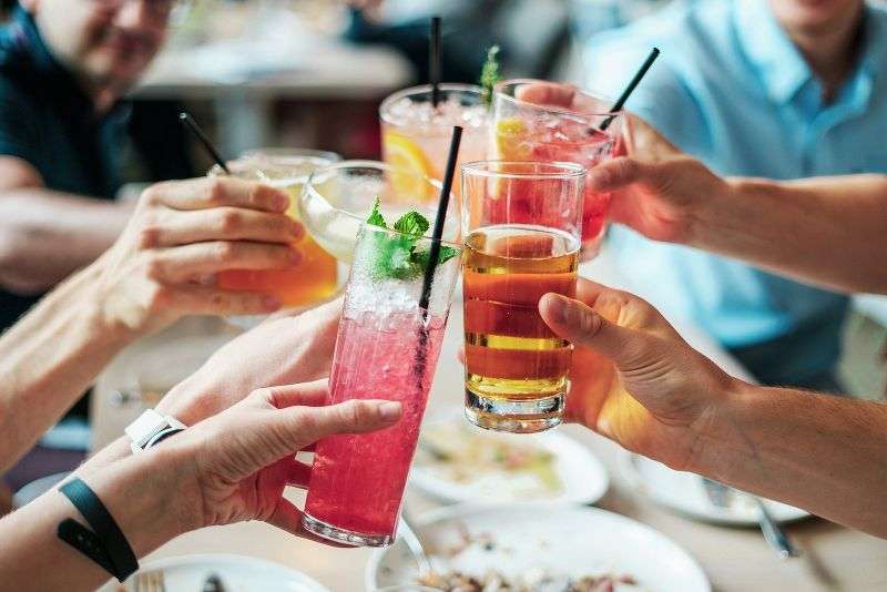 Come organizzare un addio al celibato indimenticabile: consigli e idee da sfruttare per sorprendere lo sposo