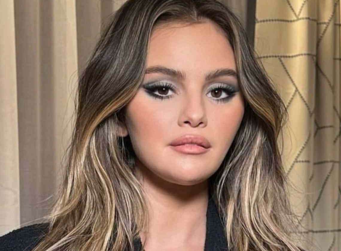 Selena Gomez sfoggia i suoi nuovi icy hair: ecco l’inspo del biondo ghiaccio dell’inverno 2023