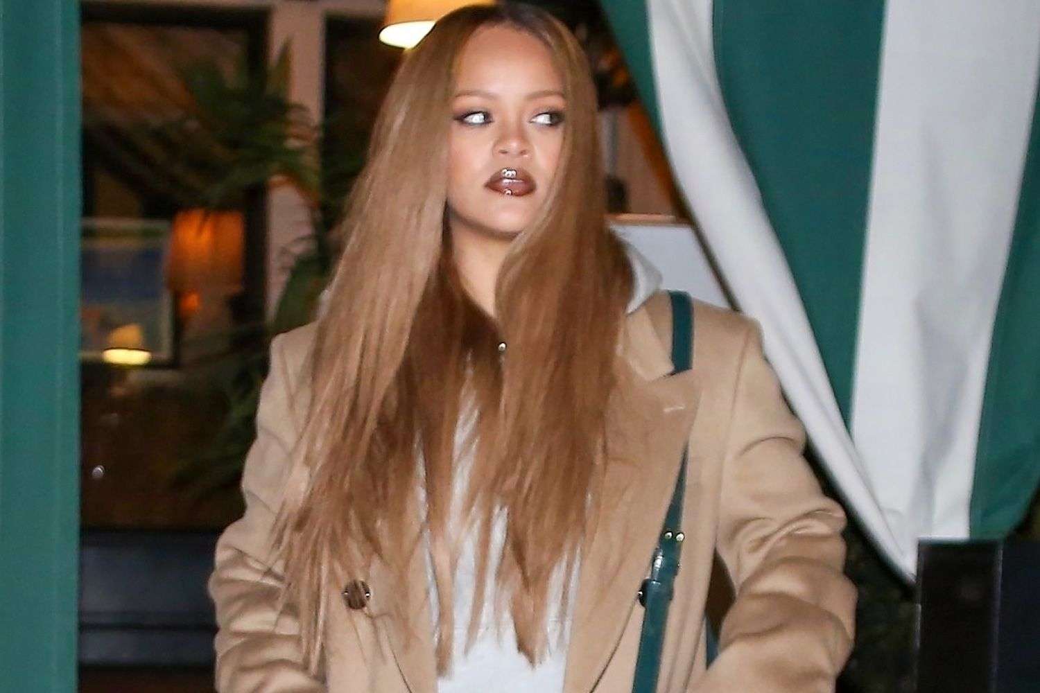 Rihanna è tornata nella sua Blondie era: avvistata con lunghi capelli biondi