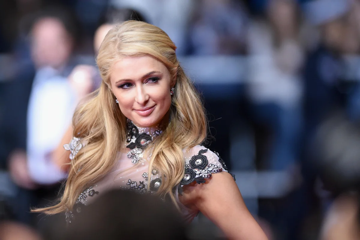 Paris Hilton, la rivelazione choc: ”Sono stata abusata sessualmente, trattenuta con violenza e costretta ad assumere farmaci per anni” Paris Hilton © paper magazine