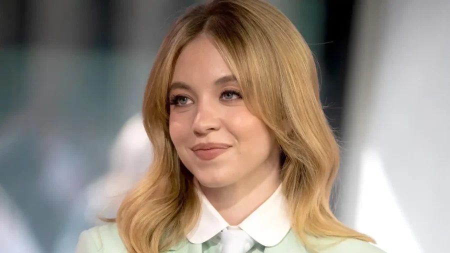 Sydney Sweeney potrebbe aver lanciato un nuovo trend makeup: il rossetto tauve