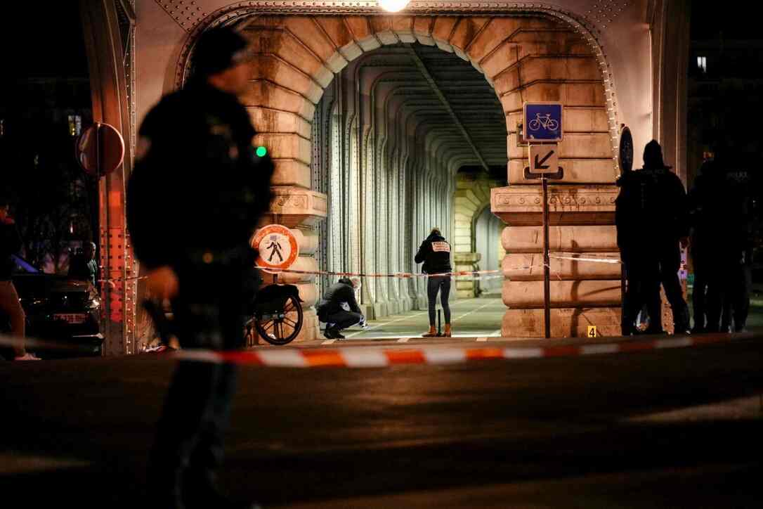 Terrore a Parigi: un uomo urla “Allah Akbar” e uccide un turista vicino alla Tour Eiffel