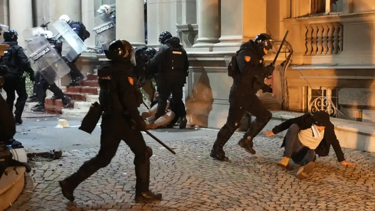 Violenti scontri a Belgrado, 35 arresti e poliziotti feriti