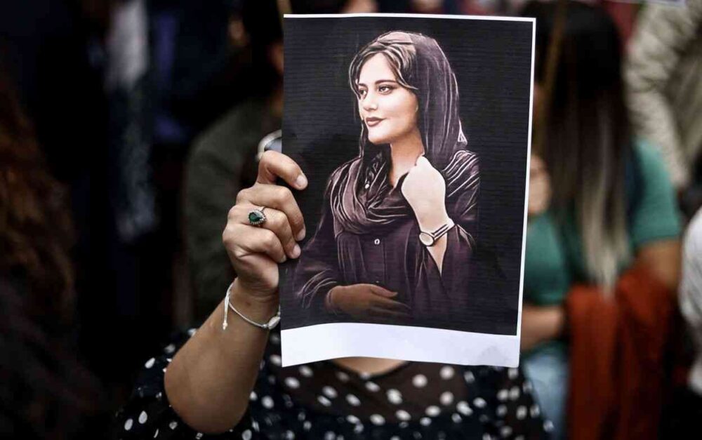 L’Iran impedisce alla famiglia di Mahsa Amini di ritirare il premio Sakharov: “Passaporti confiscati”