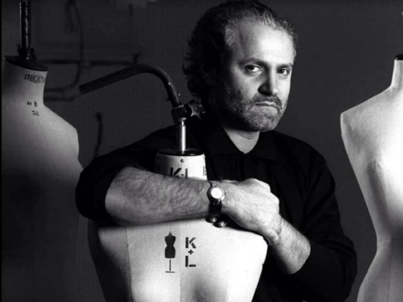 Gianni Versace e le creazioni iconiche della moda Gianni Versace © La voce cosentina