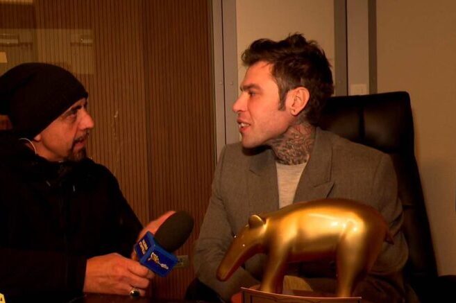 La coerenza non è una mia virtù. Fedez si becca il Tapiro d'oro