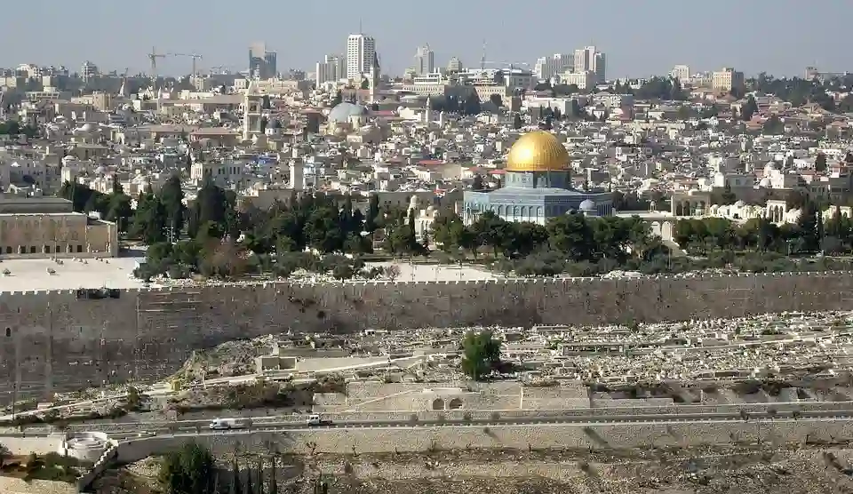 Gerusalemme, 6 anni fa Trump la dichiarava capitale dello Stato d’Israele Gerusalemme, fonte lospiegone.com