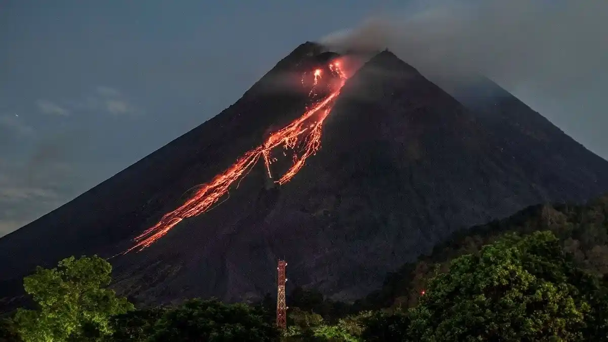 Erutta un vulcano in Indonesia, 11 escursionisti morti