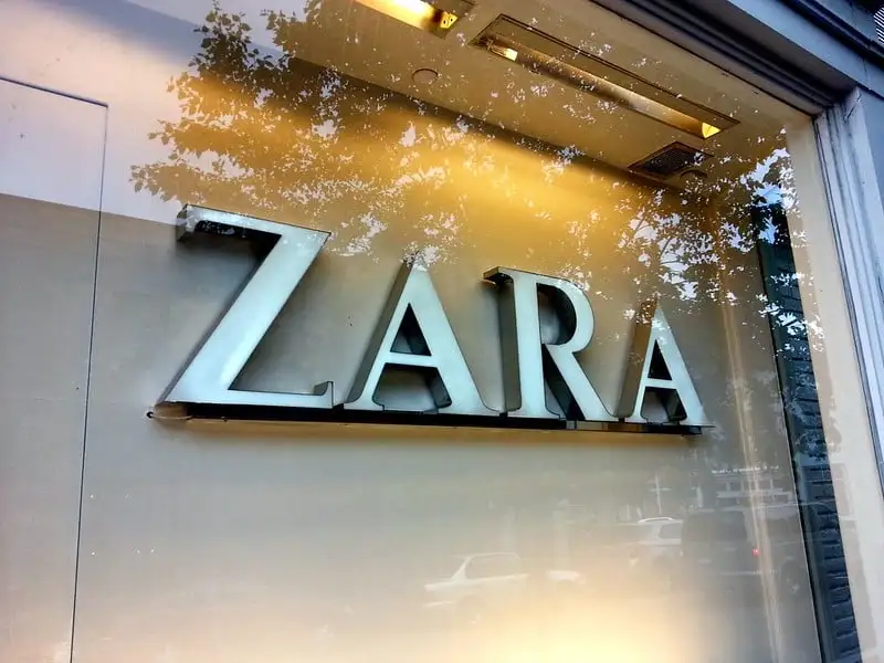 Zara si scusa per la campagna “The jacket”, parodia delle vittime palestinesi: “Rispettiamo tutti, non volevamo offendere” Zara © quotidiano piemontese