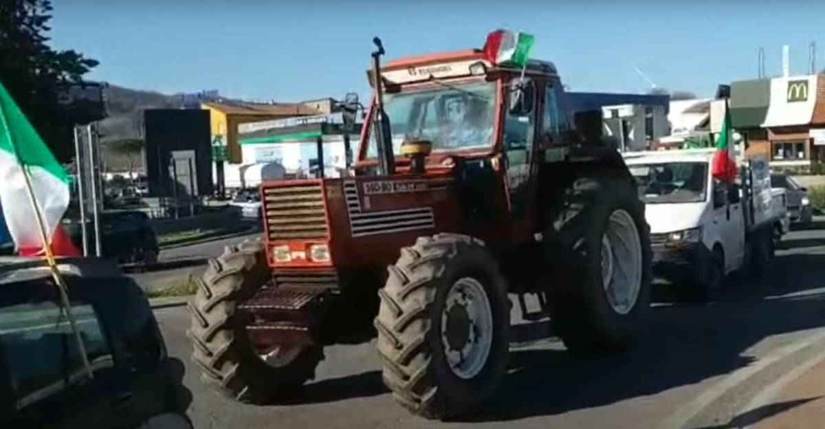 A1, protesta agricoltori blocca traffico: chiuso il casello di Orte