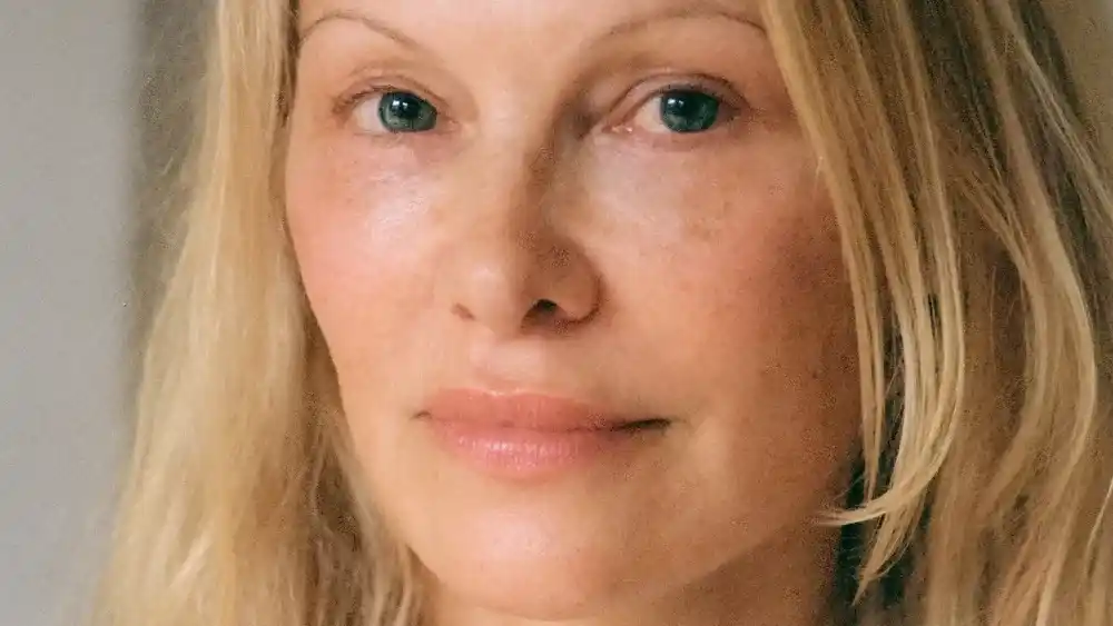 Pamela Anderson lancia il suo nuovo brand skincare (e self love) Sonsie