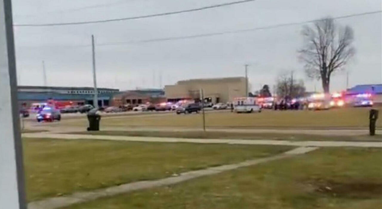 Sparatoria in un liceo in Iowa dopo il rientro di Natale: almeno un morto e feriti