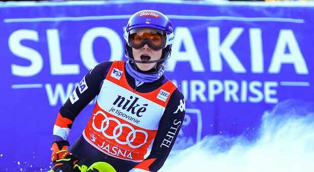 Shiffrin cade nella discesa di Cortina, portata via in elicottero